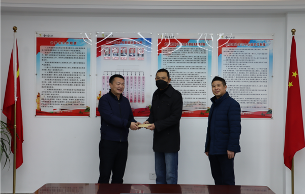 集團(tuán)公司黨委委員、副總經(jīng)理胡新付到公司走訪慰問 集團(tuán)公司黨委委員、副總經(jīng)理胡新付到公司走訪慰問